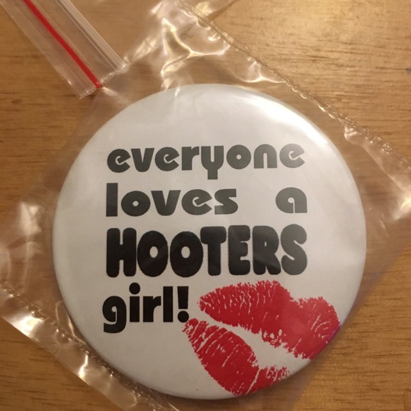 New Bundle Of 2 Hooters Girl Rhinestones Tac Pin & Hooters Girl Lips Button - Picture 2 of 8